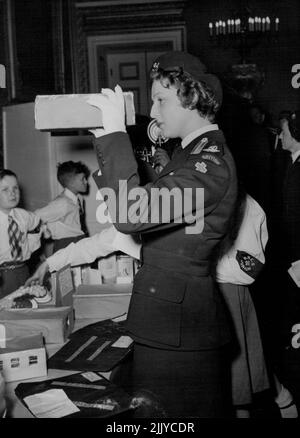 Princess Alexandra, Patron, al Junior Red Cross Display - la Principessa Alexandra guarda uno spettacolo di PEEP alla mostra di educazione sanitaria di Birmingham Juniors. La principessa Alexandra, figlia di 17 anni della Duchessa di Kent, ha svolto il suo primo impegno pubblico ufficiale da sola (venerdì), quando ha partecipato ad un ricevimento tenuto al St. James's Palace di Londra, Dalla sezione Junior della società della Croce Rossa britannica e ha visto esposizioni di attività date dai ginepri della Croce da molte parti del paese. Giugno 11, 1954. (Foto di Reuterphoto). Foto Stock