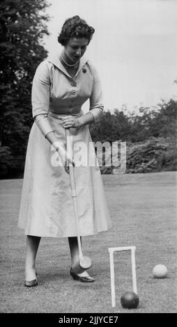 Nuova foto della principessa Alexandra - Una nuova foto della principessa Alexandra, 17, figlia della duchessa del Kent, scattata oggi 9 luglio. Sta giocando a Croquet a casa di sua madre, Coppins, Iver, Buckinghamshire. Luglio 16, 1954. (Foto di stampa associata). Foto Stock