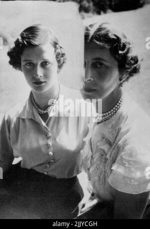 Duchessa di Kent e sua figlia Nuova immagine - la duchessa di Kent e la sua figlia di 16 anni. La principessa Alexandra si vede nel giardino della loro casa qui in questa nuova foto scattata da Baron. Giugno 2, 1952. (Foto di Daily Express) Foto Stock