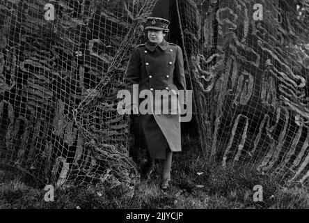 Il corpo reale canadese dei segnali ispezionato dal loro Honorary Colonel-in-Chief -- H.R.H. Princess Hary lasciando un camuffato camion del telefono. Sua altezza reale, la principessa reale, ispezionò il corpo reale canadese di Singnals, di cui è colonnello-in-capo onorario 'dove in Inghilterra '. H.R.H. ha anche fatto un giro della zona, e molto interessato ai vari tipi di lavoro svolto dalle truppe. Dicembre 07, 1942. (Foto di Fox Foto) Foto Stock