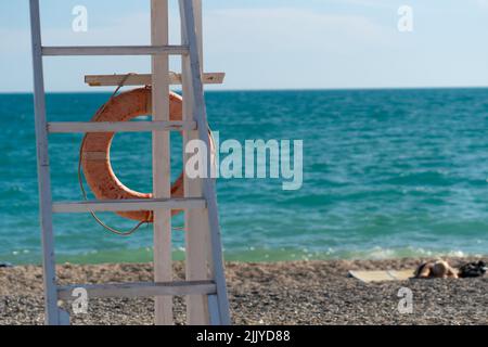 Vecchia spiaggia Crimea preservatore salvavita attrezzatura di protezione anello bagnard, da acqua aiuto da emergenza e salvavita galleggiante, il turismo marino Foto Stock