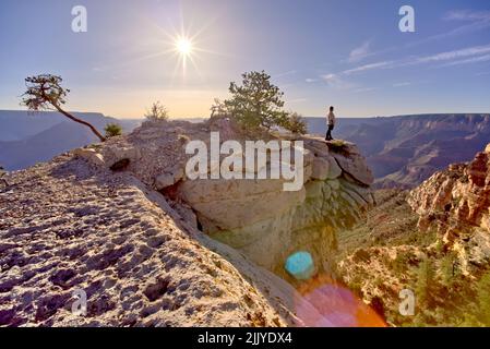 Uomo escursioni su una cresta di roccia a est di Shoshone Point al Grand Canyon Arizona. Foto Stock