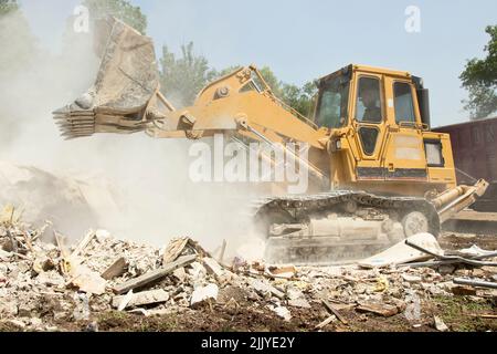 bulldozer demolizione casa residenziale preparazione per la nuova costruzione Foto Stock