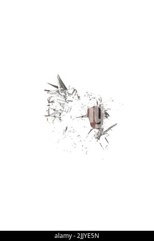 Roccia che viene gettata attraverso la porta scorrevole di vetro, Home Invasion, frantumato e frantumato frammenti di finestra a mezz'aria su sfondo bianco Foto Stock