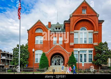 La gente cammina di fronte al municipio di Oxford, 31 maggio 2015, a Oxford, Mississippi. Oxford City Hall è stato costruito nel 1885 in stile romanico Revival. Foto Stock