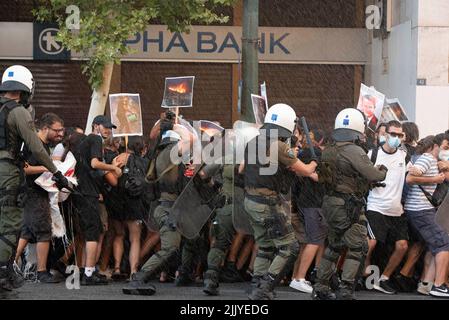 Atene, Grecia. 28th luglio 2022. I manifestanti cercano di scappare dalla polizia lacrima gassandoli e colpendoli con i batoni e il cannone d'acqua. Migliaia di persone sono scese in piazza per protestare contro il fallimento del governo nella lotta contro gli incendi e per dimostrare la loro solidarietà al prigioniero politico Giannis Michailidis, sciopero della fame dal maggio 23rd. (Credit Image: © Nikolas Georgiou/ZUMA Press Wire) Foto Stock