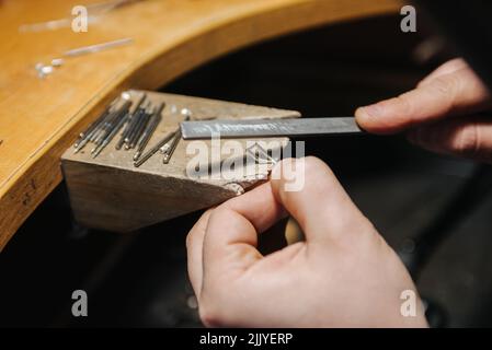 gioielliere che fa i monili d'argento primo piano Foto Stock