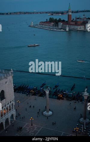 Palazzo del Doge, Piazzetta San Marco, e l'isola di San Giorgio, la vista dal Campanile di San Marco al tramonto, Venezia, Italia Foto Stock