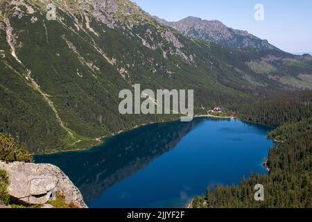 Lago Morskie Oko (occhio del mare) nelle montagne polacche di Tatry vicino Zakopane, Polonia Foto Stock