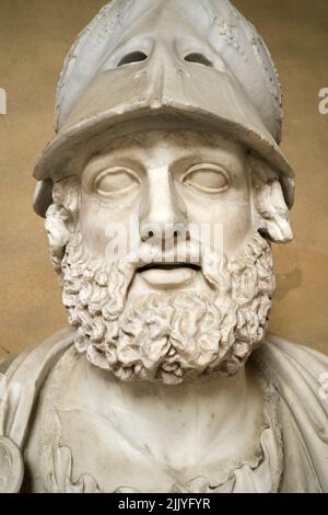 Busto di Pirro nel cortile di Palazzo Pitti Firenze Italia Foto Stock