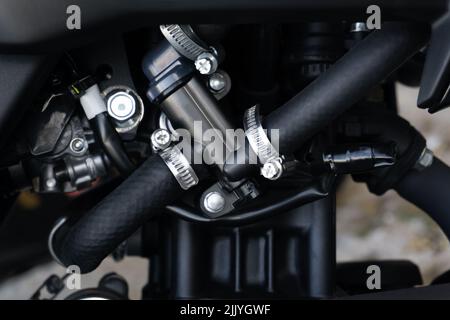 Vista ravvicinata dei tubi e delle parti in metallo della motocicletta Foto Stock