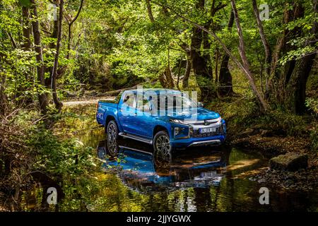 Mitsubishi L200 è parcheggiato sul torrente Foto Stock