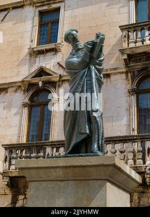 La scultura di Ivan Mestrovic del poeta nazionale croato Marko Marulić si trova vicino al Palazzo di Diocleziano a Spalato, Croazia Foto Stock