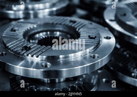 Informazioni sui ricambi. Primo piano delle parti metalliche delle attrezzature agricole Foto Stock