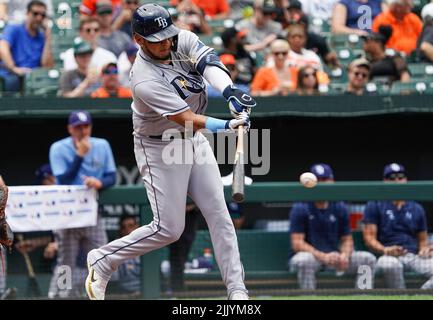 Baltimora, Stati Uniti. 28th luglio 2022. BALTIMORE, MD - 28 LUGLIO: Tampa Bay Rays secondo baseman Isaac Paredes (17) a bat durante una partita MLB tra i Baltimore Orioles e i Tampa Bay Rays, il 28 luglio 2022, presso Orioles Park a Camden Yards, a Baltimora, Maryland. (Foto di Tony Quinn/SipaUSA) Credit: Sipa USA/Alamy Live News Foto Stock