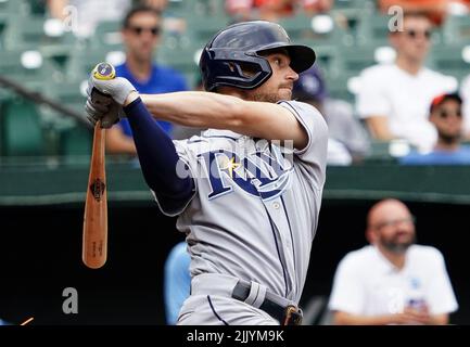 Baltimora, Stati Uniti. 28th luglio 2022. BALTIMORE, MD - 28 LUGLIO: Tampa Bay Rays secondo baseman Brandon Lowe (8) controlla la direzione del suo colpo durante una partita MLB tra i Baltimore Orioles e i Tampa Bay Rays, il 28 luglio 2022, all'Orioles Park a Camden Yards, a Baltimora, Maryland. (Foto di Tony Quinn/SipaUSA) Credit: Sipa USA/Alamy Live News Foto Stock