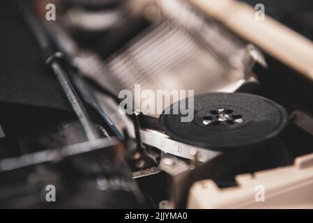 Focus su nastro di inchiostro su vecchia macchina da scrivere vintage con inchiostro bianco e nero. Foto Stock