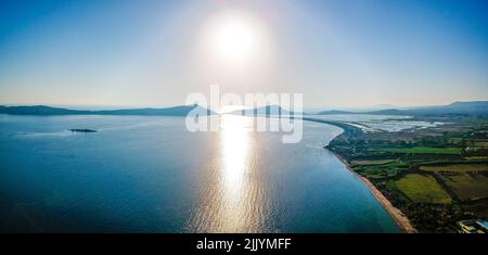 Splendida vista al tramonto sulla baia di Navarino vicino a Gialova in Messenia, Peloponneso, Grecia Foto Stock