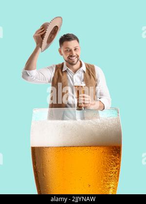 Collage con l'uomo in abiti tradizionali tedeschi e grande bicchiere di birra su sfondo turchese. Celebrazione dell'ottobre Foto Stock