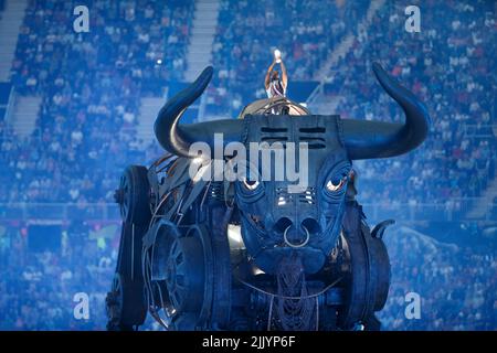 28th luglio 2022: Alexander Stadium, Perry Barr, West Midlands, Inghilterra; Commonwealth Games 2022, Cerimonia di apertura: Il toro nello stadio durante la cerimonia di apertura dei Giochi del Commonwealth 2022 Foto Stock