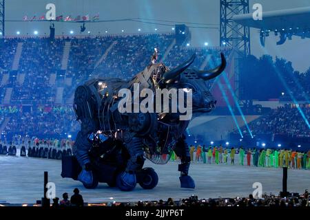 28th luglio 2022: Alexander Stadium, Perry Barr, West Midlands, Inghilterra; Commonwealth Games 2022, Cerimonia di apertura: Il toro nello stadio durante la cerimonia di apertura dei Giochi del Commonwealth 2022 Foto Stock