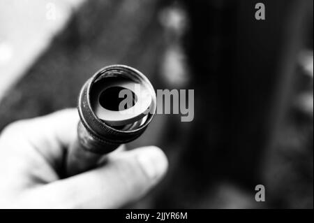 La nuova guarnizione in gomma viene sostituita in un raccordo femmina per tubo da giardino per avere un raccordo a tenuta stagna. Foto Stock