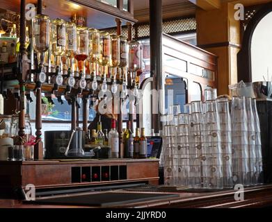 All'interno dell'area bar e dell'ottica spiritosa, al pub White Horse Sam Smiths, Soho, 45 Rupert Street Soho Londra, Inghilterra, Regno Unito, W1D 7PJ Foto Stock