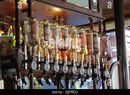 All'interno dell'area bar e dell'ottica spiritosa, al pub White Horse Sam Smiths, Soho, 45 Rupert Street Soho Londra, Inghilterra, Regno Unito, W1D 7PJ Foto Stock