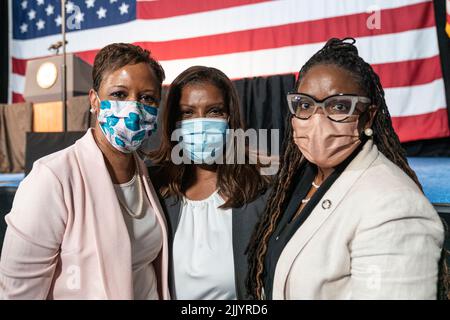 New York, Stati Uniti. 28th luglio 2022. Il procuratore generale Letitia James (C) partecipa al Vice Presidente Kamala Harris annunciando la formazione della Coalizione per le opportunità economiche per investire in comunità poco servite al Restoration Plaza di New York il 28 luglio 2022. 24 società e fondazioni per investire decine di miliardi di dollari in comunità poco servite per far progredire il lavoro dell'amministrazione Biden-Harris a sostegno dello sviluppo comunitario. (Foto di Lev Radin/Sipa USA) Credit: Sipa USA/Alamy Live News Foto Stock