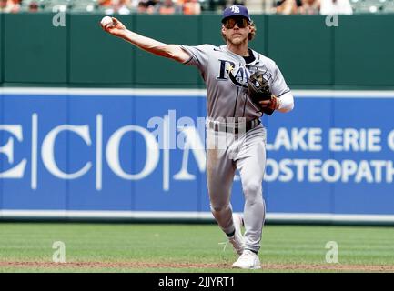 Baltimora, Stati Uniti. 28th luglio 2022. BALTIMORE, MD - 28 LUGLIO: Tampa Bay Rays Shortstop Taylor Walls (6) invia la palla alla terza base durante una partita MLB tra i Baltimore Orioles e i Tampa Bay Rays, il 28 luglio 2022, all'Orioles Park a Camden Yards, a Baltimora, Maryland. (Foto di Tony Quinn/SipaUSA) Credit: Sipa USA/Alamy Live News Foto Stock