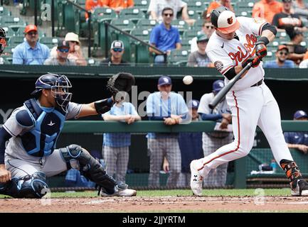 Baltimora, Stati Uniti. 28th luglio 2022. BALTIMORA, MD - 28 LUGLIO: Il catcher Rene Pinto (50) di Tampa Bay raggiunge la palla durante una partita MLB tra i Baltimore Orioles e i Tampa Bay Rays, il 28 luglio 2022, all'Orioles Park a Camden Yards, a Baltimora, Maryland. (Foto di Tony Quinn/SipaUSA) Credit: Sipa USA/Alamy Live News Foto Stock