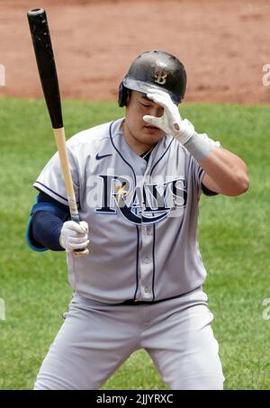 Baltimora, Stati Uniti. 28th luglio 2022. BALTIMORE, MD - 28 LUGLIO: Tampa Bay raggi il primo baseman Ji-Man Choi (26) a bat durante una partita MLB tra i Baltimore Orioles e i Tampa Bay Rays, il 28 luglio 2022, presso Orioles Park a Camden Yards, a Baltimora, Maryland. (Foto di Tony Quinn/SipaUSA) Credit: Sipa USA/Alamy Live News Foto Stock