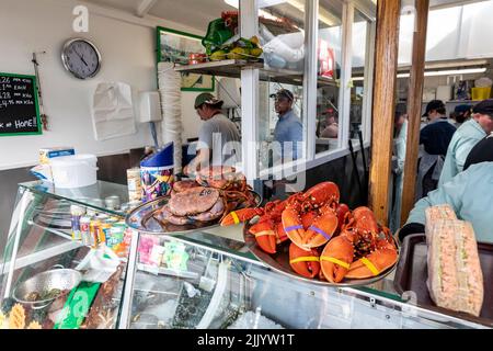 Oban Scotland pesce fresco in vendita aragosta e granchio a Seafood stand su Oban Pier, Scozia, Regno Unito, estate 2022 Foto Stock