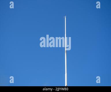 Flagpole bianca vuota contro il cielo blu. Bandiera abbassata. Nazionale Foto Stock