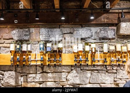 Distilleria Oban per scotch whisky in Oban, bar interno con vari whisky in mostra per la degustazione, Scozia, Regno Unito Foto Stock