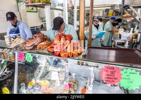 Clienti che acquistano pesce fresco e crostacei al porto di Oban, cozze, granchi, aragoste in vendita e cozze cotte all'aglio, Oban, Highlands, Scozia Foto Stock