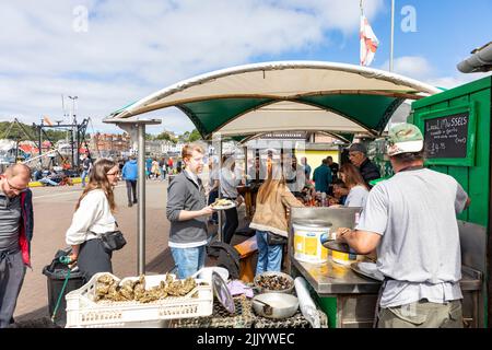 I clienti che acquistano pesce fresco e crostacei al porto di Oban, cozze, granchi, aragoste tutti in vendita e cozze cotte in aglio,Oban,Highlands,Scozia, Foto Stock