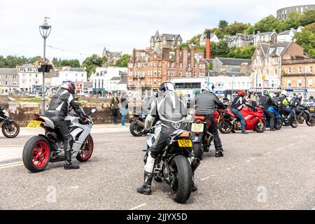 Oban costa occidentale della Scozia, motociclisti e motociclette in un gruppo di tour si incontrano nel centro di Oban, estate 2022, Scozia, Regno Unito Foto Stock