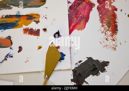 verniciatura con spatola su tele bianche, con vernici ad olio Foto Stock