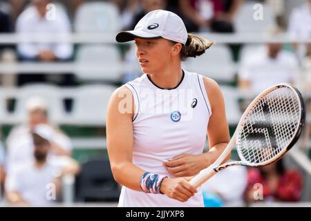 Varsavia, Polonia. 28th luglio 2022. IgA Swiatek ha visto in azione durante il secondo round della partita BNP Paribas Poland Open - WTA 250 tra IgA Swiata (Polonia) e Gabriela Lee (Romania) a Varsavia. (Punteggio finale; IgA Swiatek 2:0 (6:3, 6:2) Gabriela Lee) Credit: SOPA Images Limited/Alamy Live News Foto Stock