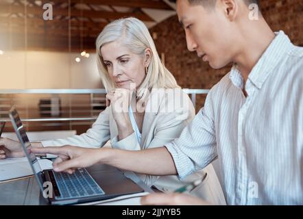 Team, colleghi e uomini d'affari che puntano al laptop e discutono proposte o idee aziendali in un bar durante la riunione del pranzo. Due imprenditori Foto Stock