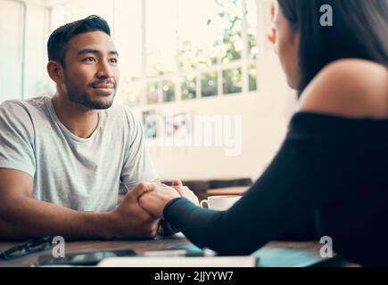 Amante, romantico e in amore ragazzo guardando con affetto la sua ragazza durante la loro data caffè insieme in un caffè. Ragazzo giovane felice di vedere Foto Stock