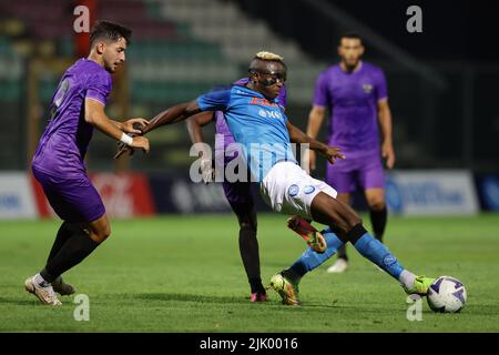 Foto Alessandro Garofalo/LaPresse27 Luglio 2022 Castel di Sangro, Italia - SSC Napoli vs Adana Demirspor - amichevole estive Stadio Teofilo Patini. Nella foto: Victor Osimhen (SSC Napoli); 27 luglio 2022 Castel di Sangro, Italia - SSC Napoli vs Adana Demirspor, calcio sportivo, partita estiva allo stadio Teofilo Patini. Nella foto: Victor Osimhen (SSC Napoli); Credit: PRESSINPHOTO SPORTS AGENCY/Alamy Live News Foto Stock