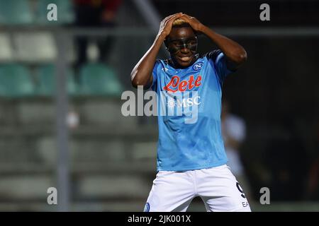 Foto Alessandro Garofalo/LaPresse27 Luglio 2022 Castel di Sangro, Italia - SSC Napoli vs Adana Demirspor - amichevole estive Stadio Teofilo Patini. Nella foto: Victor Osimhen (SSC Napoli); 27 luglio 2022 Castel di Sangro, Italia - SSC Napoli vs Adana Demirspor, calcio sportivo, partita estiva allo stadio Teofilo Patini. Nella foto: Victor Osimhen (SSC Napoli); Credit: PRESSINPHOTO SPORTS AGENCY/Alamy Live News Foto Stock