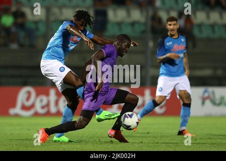 Foto Alessandro Garofalo/LaPresse27 Luglio 2022 Castel di Sangro, Italia - SSC Napoli vs Adana Demirspor - amichevole estive Stadio Teofilo Patini. Nella foto: Andre Zambo Anguissa (SSC Napoli); 27 luglio 2022 Castel di Sangro, Italia - SSC Napoli vs Adana Demirspor, calcio sportivo, partita estiva dello stadio Teofilo Patini. Nella foto: Andre Zambo Anguissa (SSC Napoli); Credit: PRESSINPHOTO SPORTS AGENCY/Alamy Live News Foto Stock