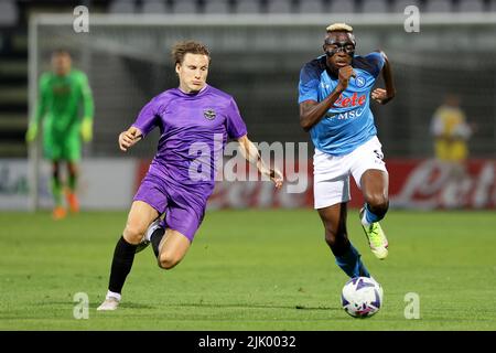 Foto Alessandro Garofalo/LaPresse27 Luglio 2022 Castel di Sangro, Italia - SSC Napoli vs Adana Demirspor - amichevole estive Stadio Teofilo Patini. Nella foto: Victor Osimhen (SSC Napoli); 27 luglio 2022 Castel di Sangro, Italia - SSC Napoli vs Adana Demirspor, calcio sportivo, partita estiva allo stadio Teofilo Patini. Nella foto: Victor Osimhen (SSC Napoli); Credit: PRESSINPHOTO SPORTS AGENCY/Alamy Live News Foto Stock