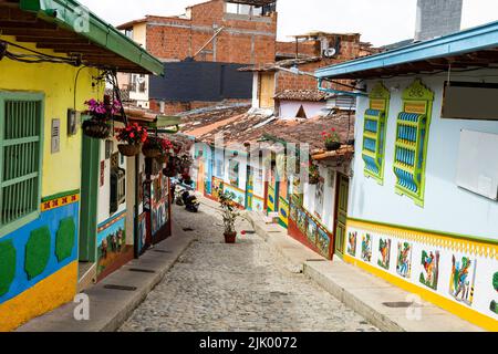 Guatape, Antioquia - Colombia - 25 maggio 2022. È una delle città più colorate della Colombia, che la riflette sotto forma di battiscopa e strade f Foto Stock