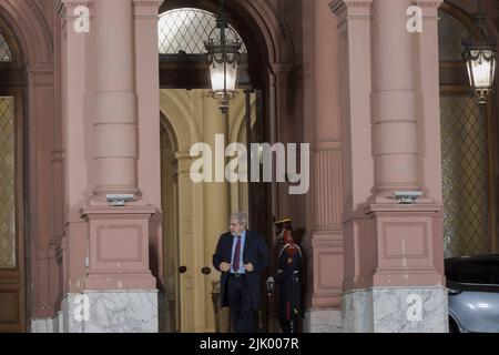 Buenos Aires, Argentina. 28th luglio 2022. Dopo vari cambiamenti nel gabinetto dei ministri, Anibal Fernández, ministro della sicurezza della Nazione, ha incontrato il presidente della Camera del Governo. Il ministro della difesa lascia la casa del governo. (Foto di Esteban Osorio/Pacific Press) Credit: Pacific Press Media Production Corp./Alamy Live News Foto Stock