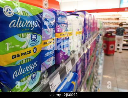 Vilshofen sul Danubio, Germania. 28th luglio 2022. Le cialde igieniche mestruali sono sempre visibili in un supermercato. Credit: SOPA Images Limited/Alamy Live News Foto Stock