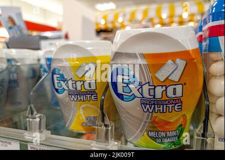 Vilshofen sul Danubio, Germania. 28th luglio 2022. La gomma da masticare di Wrigley vista su uno scaffale del negozio. Credit: SOPA Images Limited/Alamy Live News Foto Stock